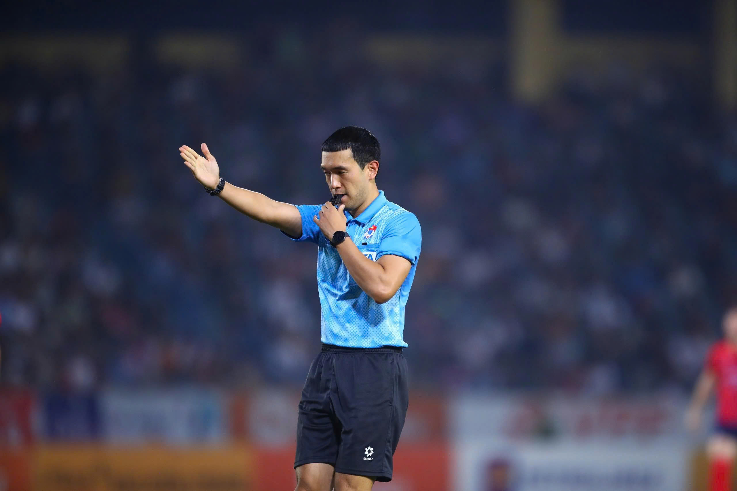 Hai trọng tài Hàn Quốc cực ‘xịn’ điều hành trận Ninh Bình đấu CLB CAHN: Đua vô địch quá 'nóng'- Ảnh 1.