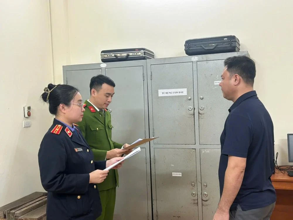 Ông Linh đã lái xe chặn trước và sau một xe khác đang đi chúc Tết trong ngõ dân cư. Hành vi này gây cản trở giao thông và ảnh hưởng đến trật tự khu vực. 1000048208.jpg