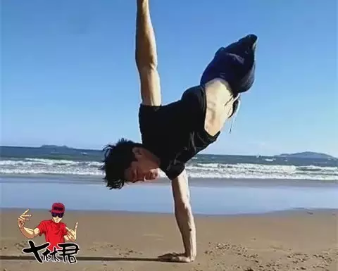 Màn breakdance 29 giây của chàng trai cụt 2 chân bên lề đường gây bão: “Đừng tiếc nuối thay tôi”- Ảnh 1.