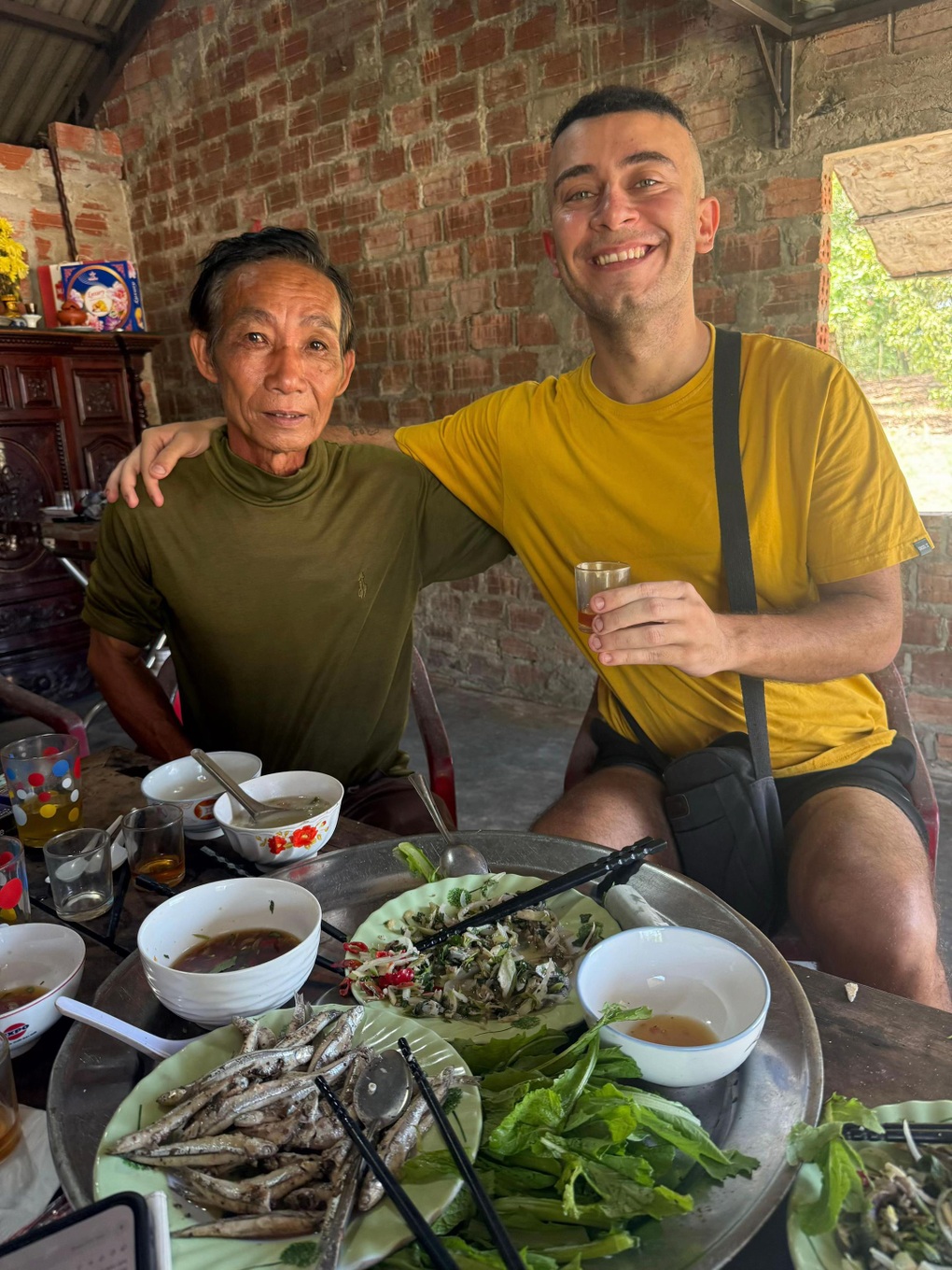 Được rủ về nhà ăn sáng, khách Tây nói một câu khiến gia chủ bật khóc - 1