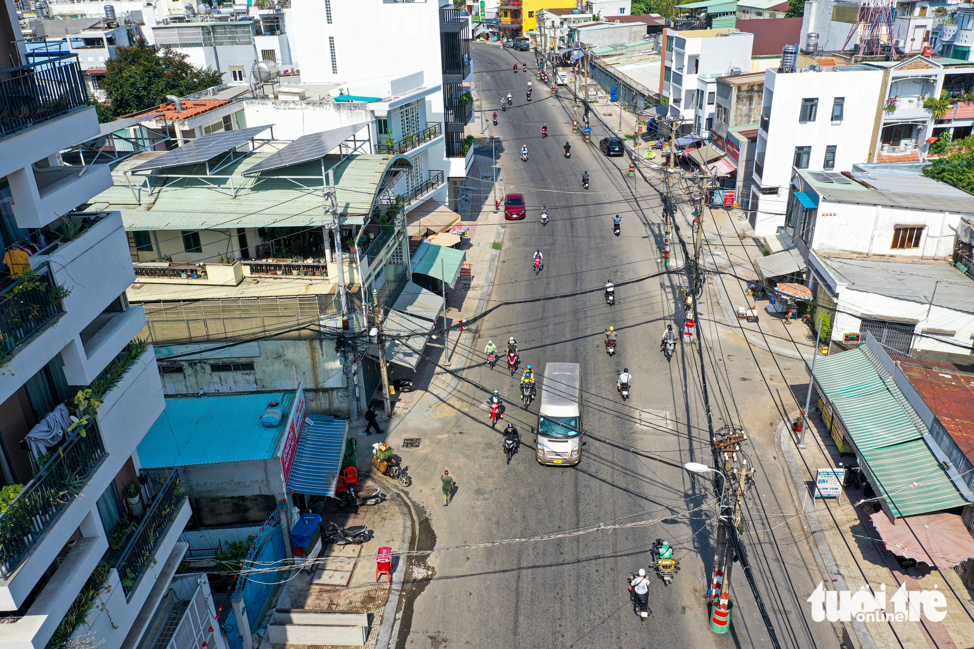 Đường Chu Văn An đã rộng rãi, các trụ điện khi nào sẽ di dời? - Ảnh 1.