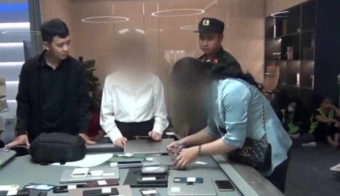 Cảnh sát khám xét trong trong các công ty thuộc hệ sinh thái của sàn tiền ảo ONUS. Ảnh: VTV