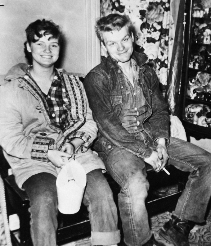 Charles Starkweather và Caril Ann Fugate trong bức ảnh không rõ ngày tháng, trước chuỗi tội ác ở Nebraska và Wyoming. Ảnh: AP