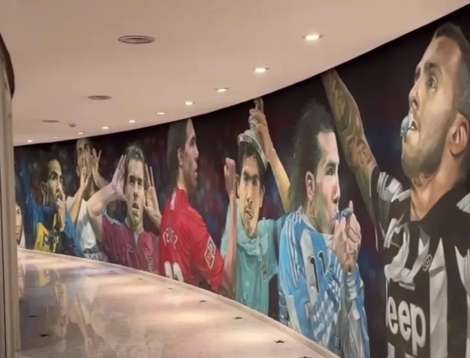 Hành lang trưng bày những khoảnh khắc khi còn thi đấu của Tevez.