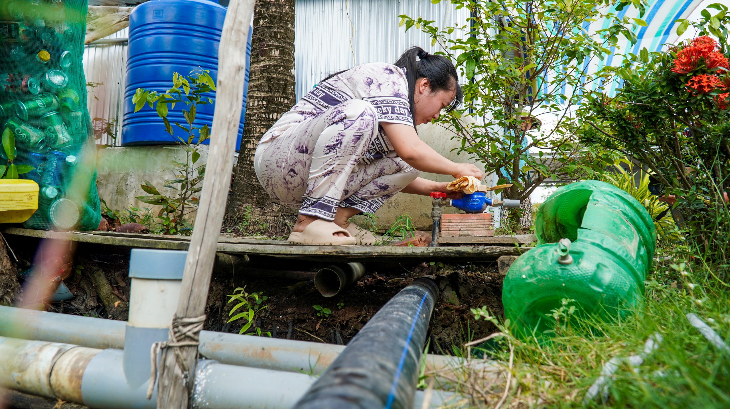 Đường ống kéo ngang nhà nhiều tháng nhưng dân vẫn 'khát nước' 1 khát nước - Ảnh 1.