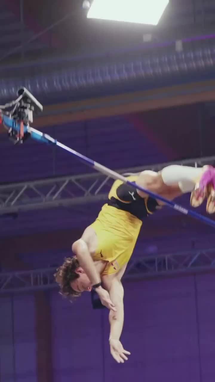 Duplantis lần thứ 15 phá kỷ lục thế giới nhảy sào