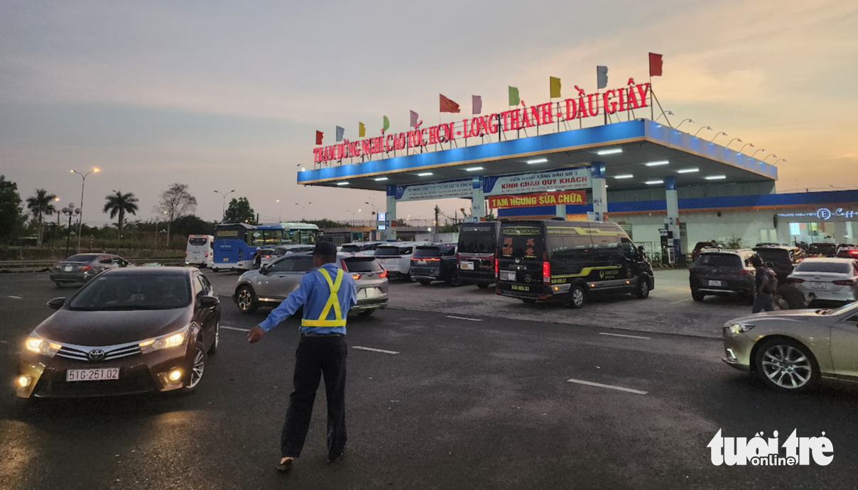 Đứt gãy xăng dầu ở cao tốc TP.HCM - Long Thành: Tòa thông báo ngày xét xử vụ tranh chấp 1 Đứt gãy xăng dầu ở cao tốc TP.HCM - Long Thành: Tòa thông báo ngày xét xử vụ tranh chấp - Ảnh 1.