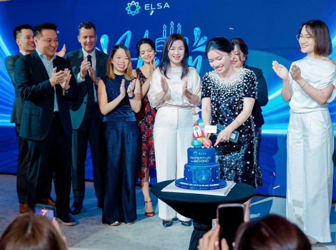 Ban lãnh đạo ELSA Speak và đại diện các đối tác cắt bánh đánh dấu cột mốc 10 năm thành lập. Ảnh: ELSA