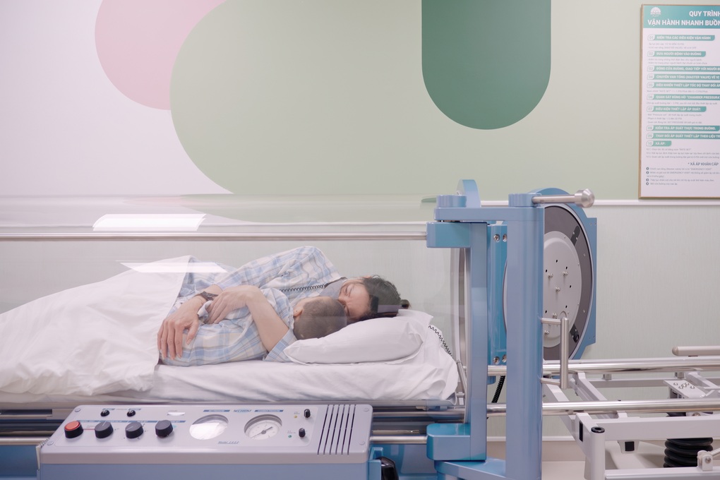 Em bé 3 tuổi sống thực vật do đuối nước hồi sinh ngoạn mục nhờ oxy cao áp - 2