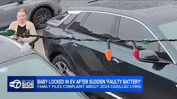 Em bé mắc kẹt 30 phút trong xe điện do lỗi ắc quy 12V, gia đình phải nhờ ChatGPT để mở cửa 1 xe điện - Ảnh 1.