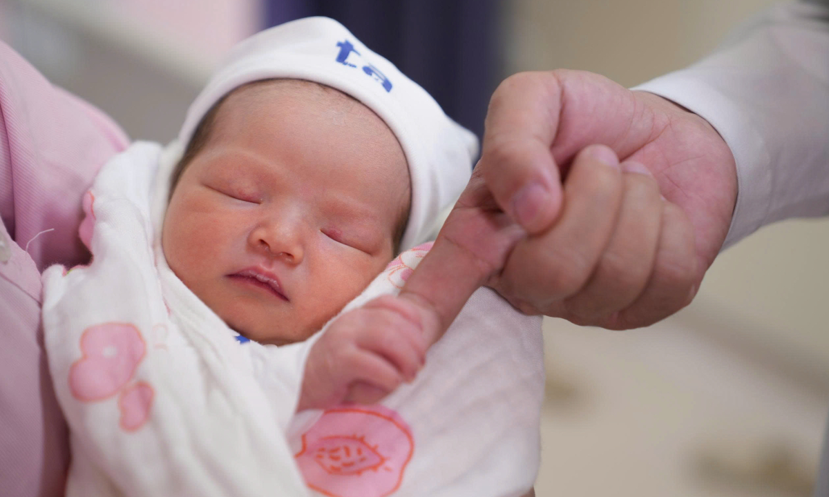 Em be ong nghiem mang su menh chua benh cho