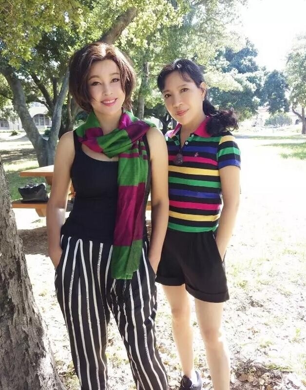 Lưu Hiểu Khánh (trái) bên em gái Hiểu Hồng. Ảnh: Ifeng