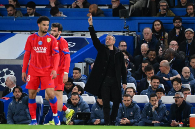 HLV Luis Enrique (áo đen) chỉ đạo trong trận PSG thắng Chelsea 3-0 ở lượt về vòng 1/8 Champions League trên sân Stamford Bridge, London, Anh ngày 17/3/2026. Ảnh: LÉquipe