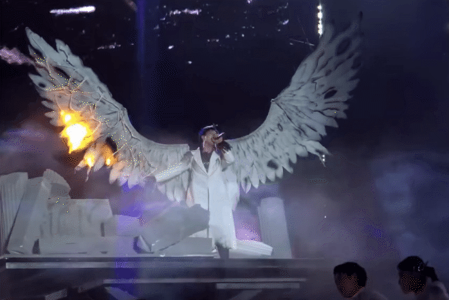 Nam ca sĩ Việt đeo cánh dài 3 mét, lửa bập bùng cháy phát sợ- Ảnh 1.