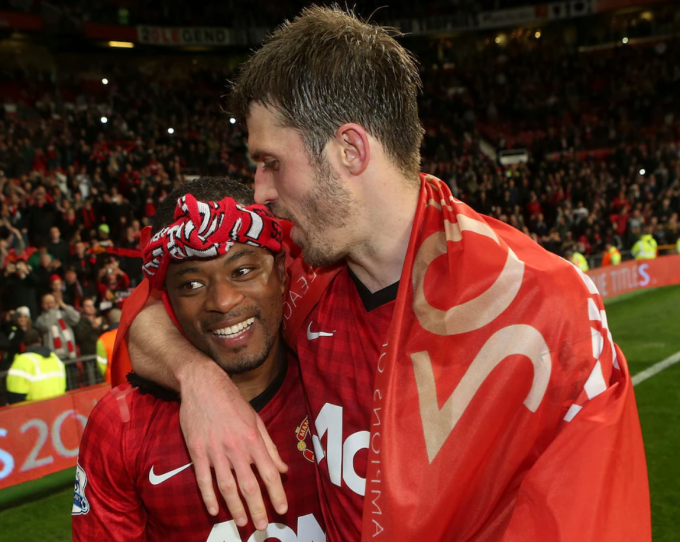 Patrice Evra và Michael Carrick cùng Man Utd vô địch Ngoại hạng Anh năm 2013. Ảnh: Telegraph