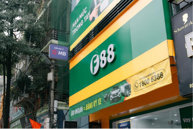 F88 là chuỗi cửa hàng tài chính bình dân, cung cấp nhiều dịch vụ như cho vay cầm cố tài sản, bảo hiểm cá nhân, đại lý ngân hàng... phục vụ người lao động phổ thông, người không đủ điều kiện vay vốn ngân hàng. Ảnh: F88