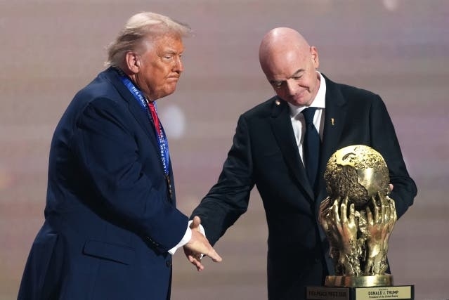 Chủ tịch FIFA Gianni Infantino (phải) trao giải Hòa bình FIFA cho Tổng thống Mỹ Donald Trump tại lễ bốc thăm World Cup 2026 ở Trung tâm Kennedy, Washington, ngày 5/12/2025. Ảnh: AP