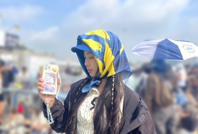 Hồng Nhung bên chiếc điện thoại có hình thần tượng. Ảnh: Phương Linh