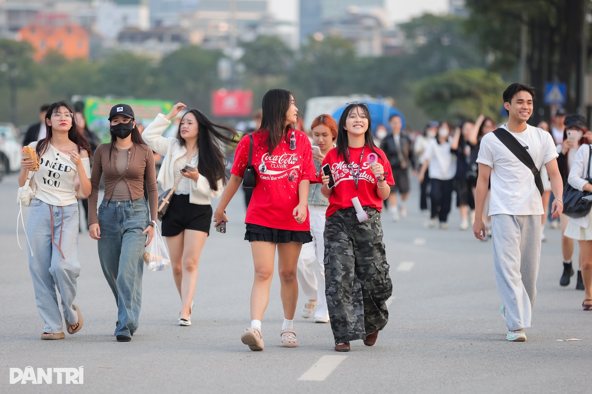 Fan nữ Hà Nội khoe dáng gợi cảm khi đi trẩy hội concert “anh trai” - 1