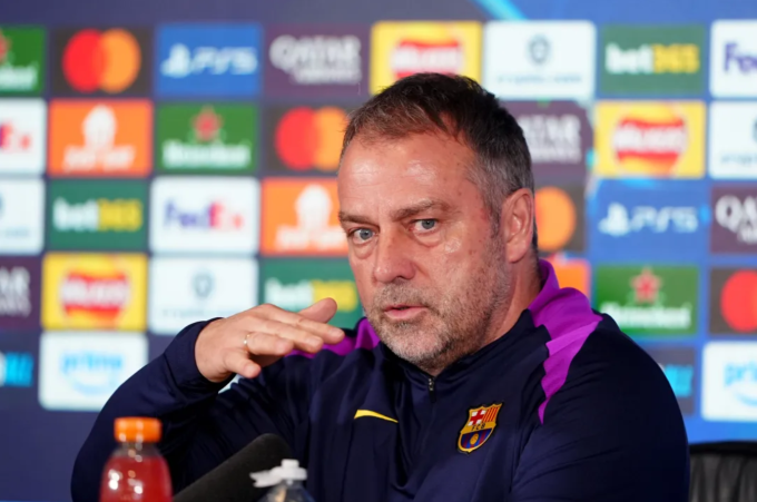 HLV Hansi Flick trong buổi họp báo trước trận Barca gặp Newcastle ở lượt đi vòng 1/8 Champions League ngày 9/3/2026. Ảnh: PA