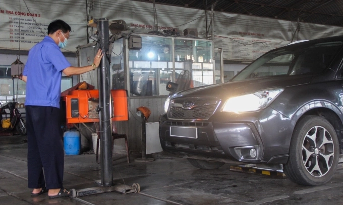 Đăng kiểm ôtô tại một trung tâm ở TP HCM. Ảnh: Thành Nhạn