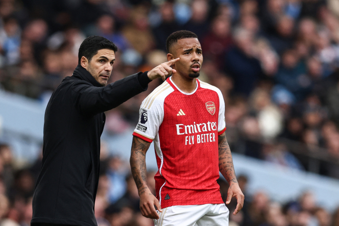 HLV Arteta chỉ đạo Gabriel Jesus trong trận Arsenal hòa chủ nhà Man City 0-0 ở vòng 30 Ngoại hạng Anh trên sân Etihad ngày 31/3/2024. Ảnh: AFP