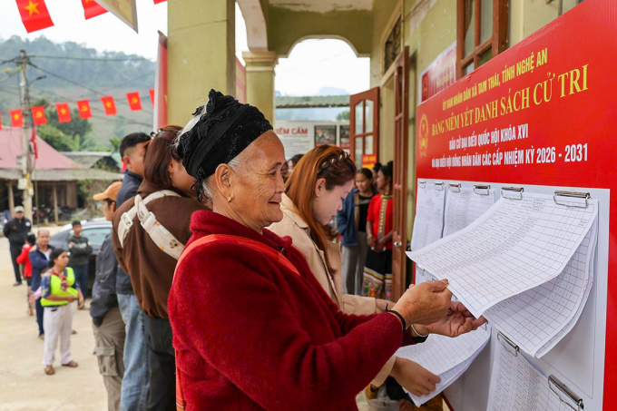 Cử tri bản Phồng xem thông tin về các ứng viên, sáng 13/3. Ảnh: Đình Hùng