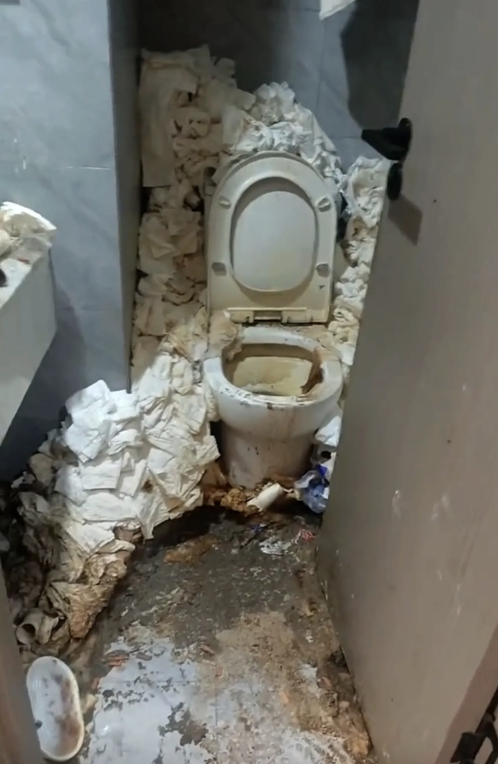 Game thủ thuê khách sạn ở lì suốt 2 năm, giấy vệ sinh đã dùng chất cao như núi trong phòng- Ảnh 1.