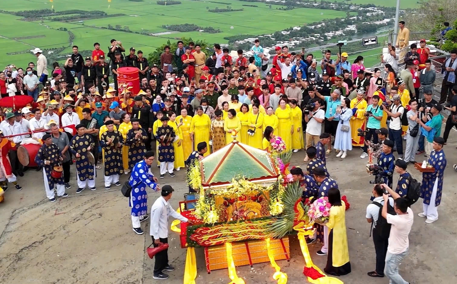 Gần 1,8 triệu lượt du khách đến vía Bà Chúa Xứ Núi Sam - Ảnh 3.