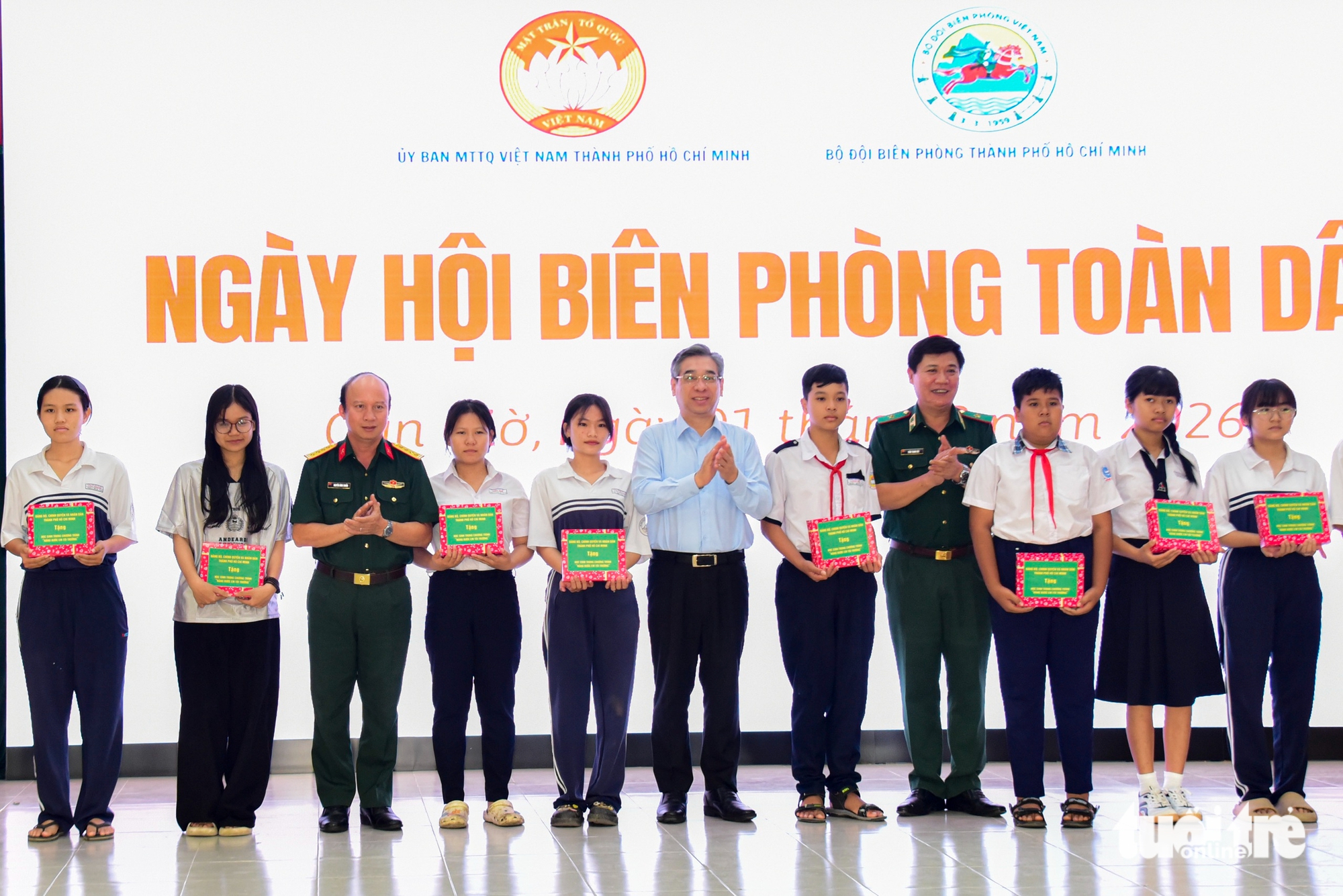 Gần 1,9 tỉ chăm lo cho người dân, chiến sĩ Cần Giờ trong Ngày hội biên phòng toàn dân - Ảnh 1.