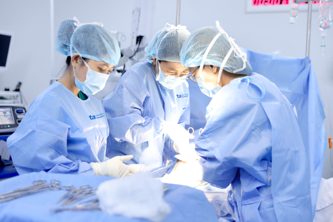 Các bác sĩ Sản Phụ khoa mổ lấy thai cho mẹ. Ảnh: Bệnh viện Đa khoa Tâm Anh
