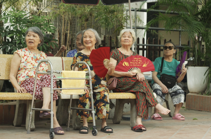 Người cao tuổi sống trong một viện dưỡng lão ở Lĩnh Nam, Hà Nội. Ảnh: Phan Dương