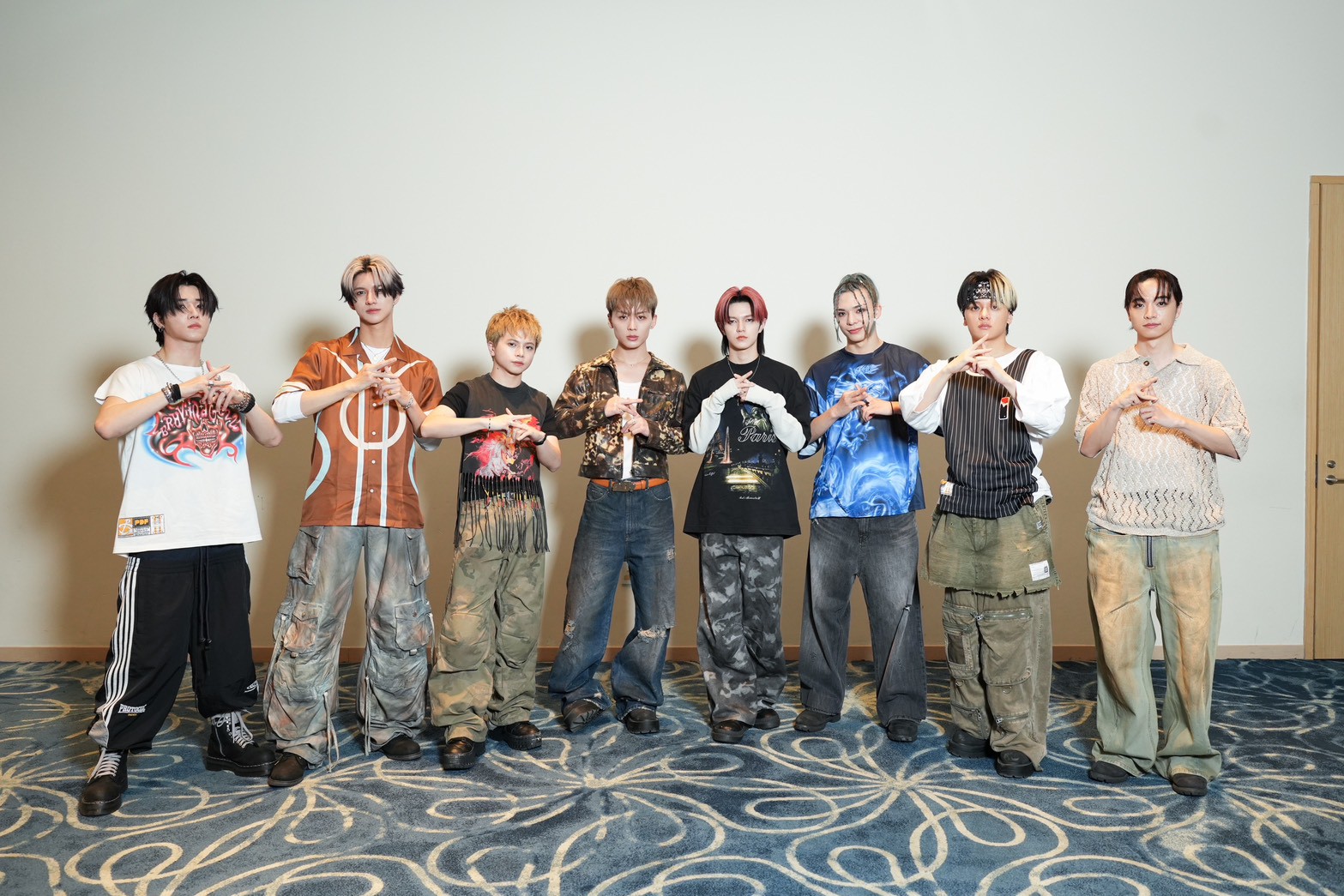 Gặp gỡ nhóm nam Nhật Bản cực chất hiện tại: Nhạc hot nghe mòn tai giờ mới biết mặt, mê mẩn sự cuồng nhiệt của khán giả Việt- Ảnh 1. Gặp gỡ nhóm nam Nhật Bản cực chất hiện tại: Nhạc hot nghe mòn tai giờ mới biết mặt, mê mẩn sự cuồng nhiệt của khán giả Việt- Ảnh 1.