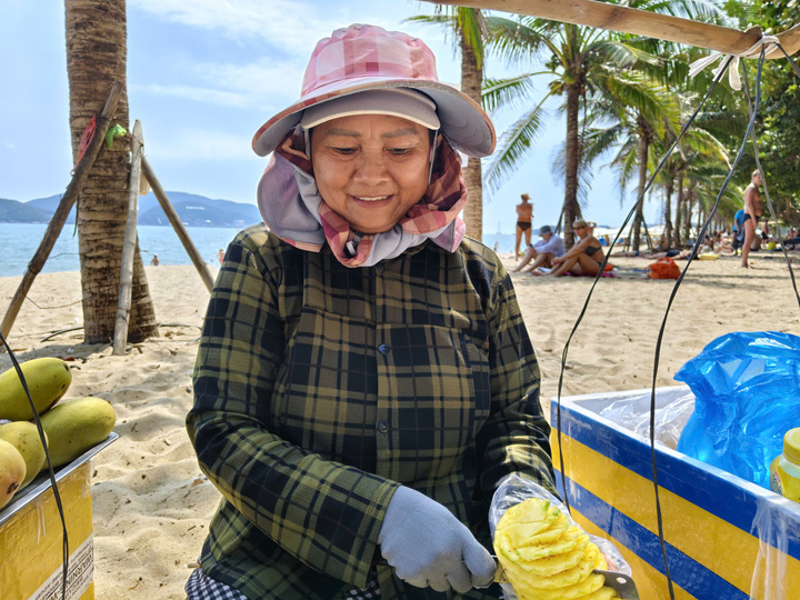 Gặp người bán trái cây ở Nha Trang có lời rao thành bài hát ‘viral’ toàn cầu- Ảnh 1.