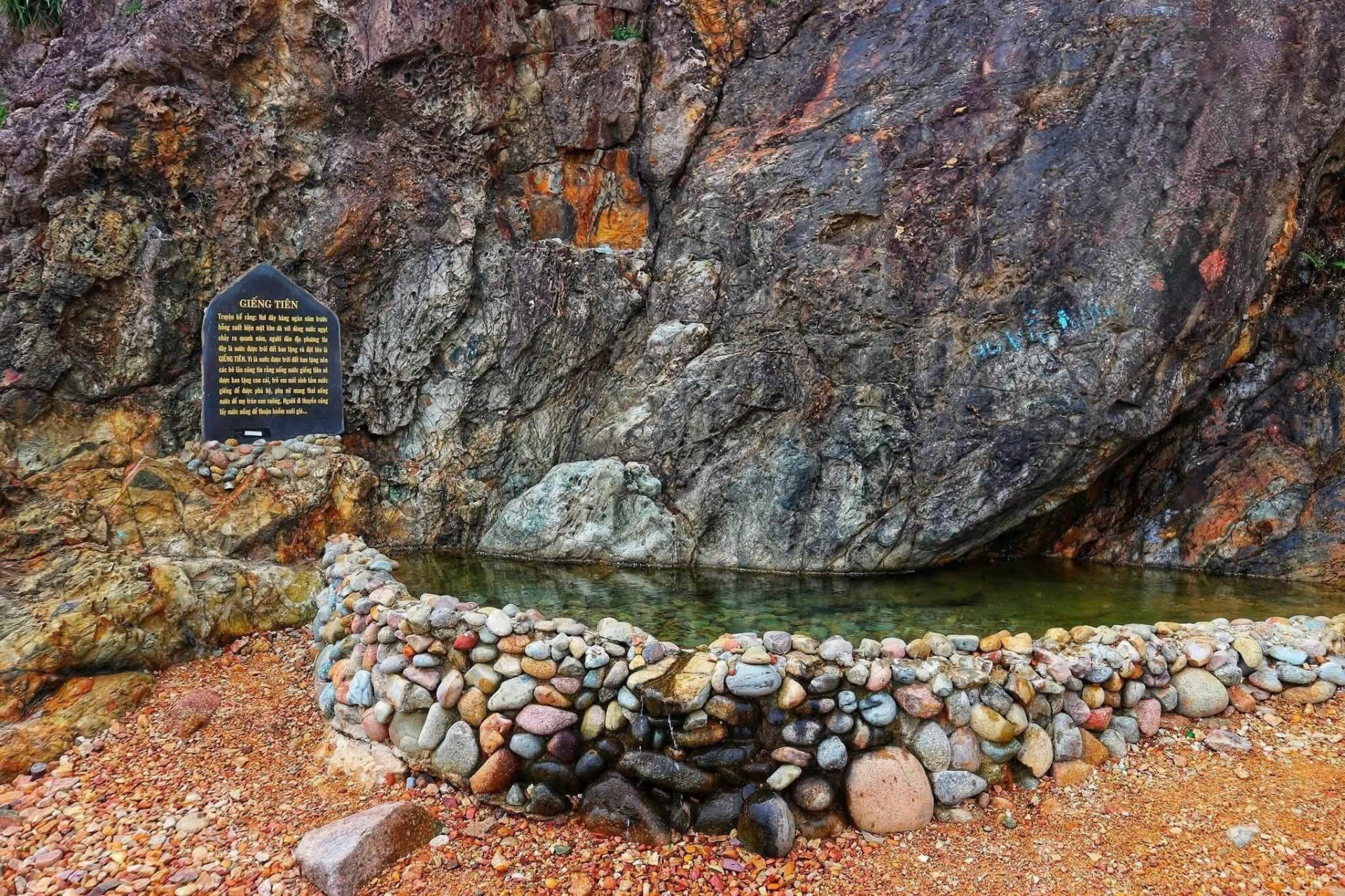 Gây phẫn nộ vì mặc bikini tắm Giếng Tiên, Juky San lên tiếng- Ảnh 2.