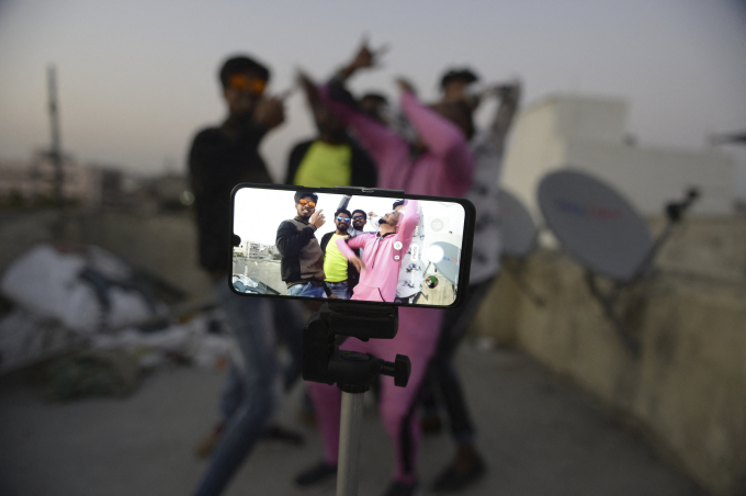 Nhóm thanh niên Ấn Độ quay video để đăng lên TikTok tại Hyderabad tháng 2/2020. Ảnh: AFP