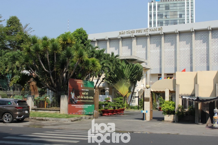 Không gian bên ngoài bảo tàng nhìn từ góc đường Võ Thị Sáu - Lê Quý Đôn.