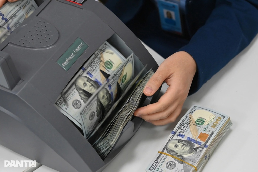Giá USD tự do tăng mạnh, vượt 27.000 đồng - 1