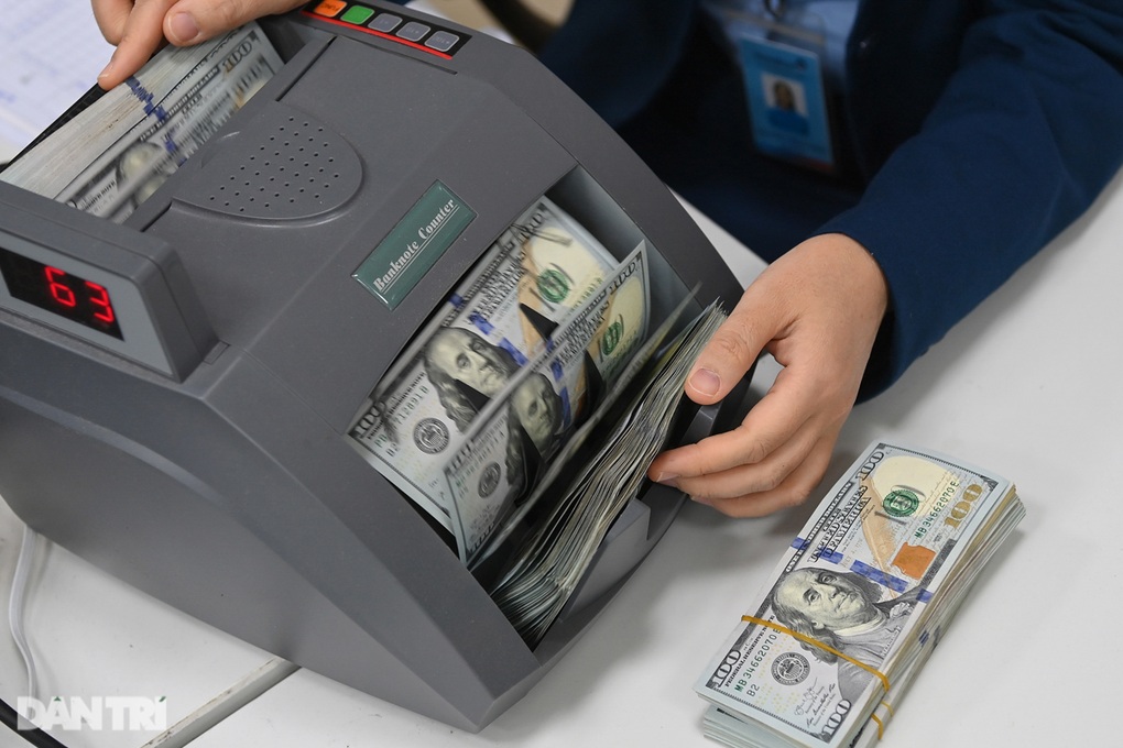 Giá USD tự do tiến sát 26.900 đồng, ngân hàng bán kịch trần - 1