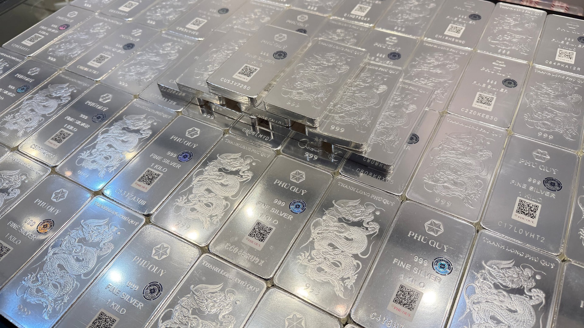 Giá bạc sáng nay giảm 3 triệu đồng/kg- Ảnh 1.