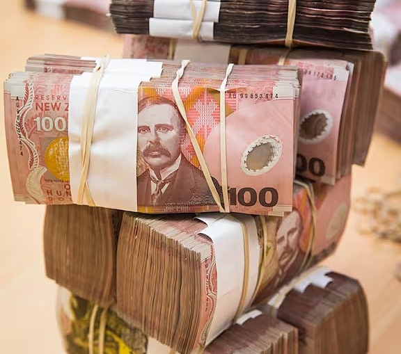 Vợ chồng trẻ bất ngờ tìm thấy bọc tiền lớn khi sửa căn nhà vừa mua từ chủ cũ. Ảnh: NZ Herald