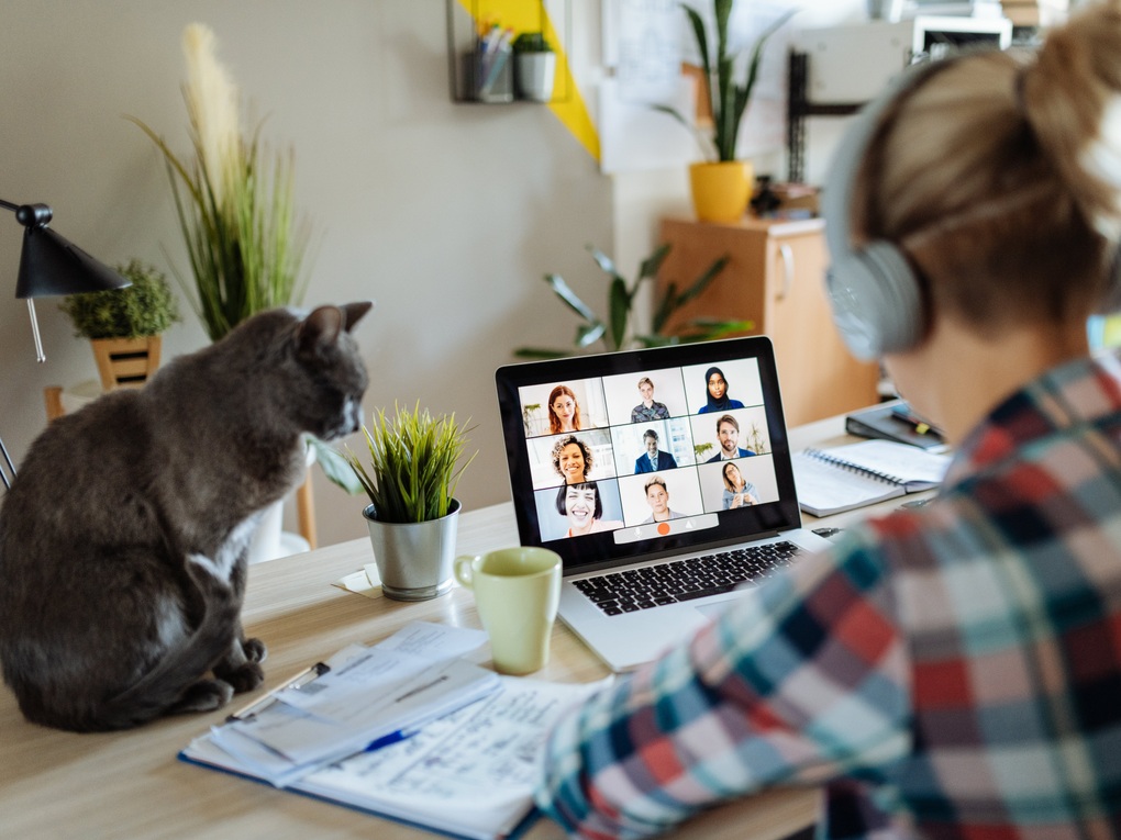 Giá dầu lên 100 USD thổi bùng tranh cãi tới văn phòng hay làm ở nhà? - 2