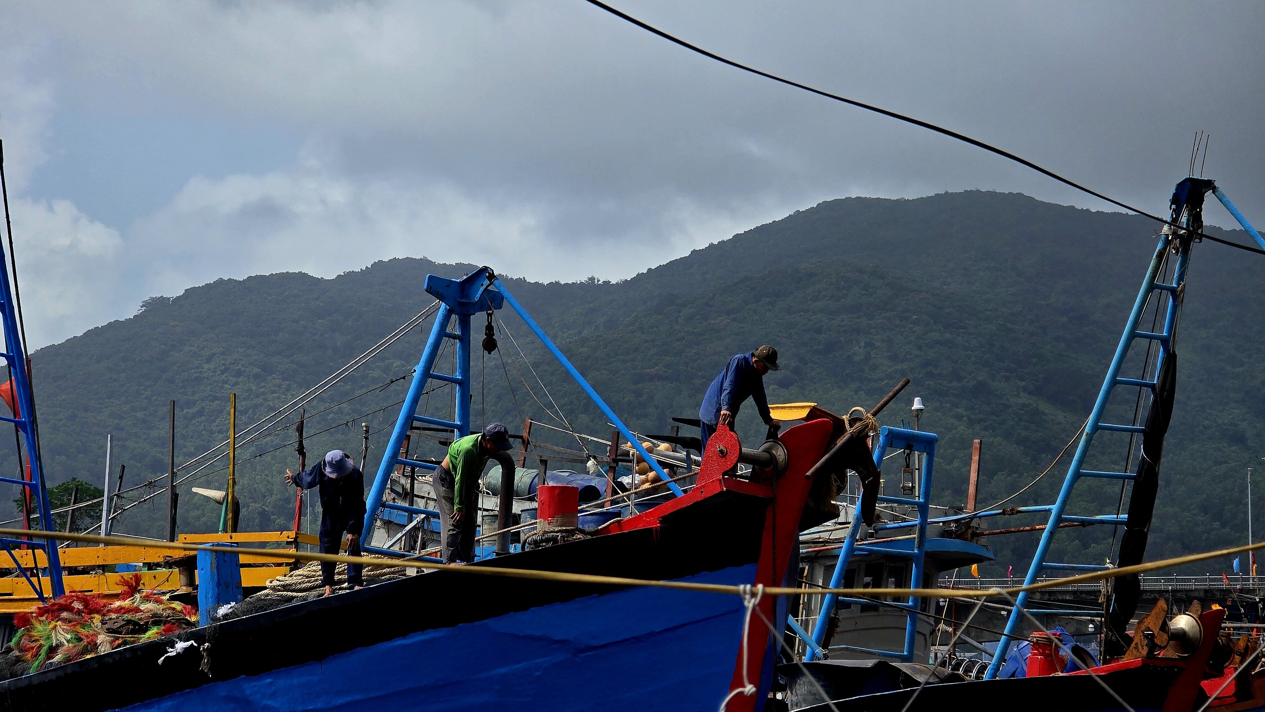 Giá dầu “nhảy múa”, ngư dân Đà Nẵng cân nhắc lên đời công nghệ - Ảnh 1.