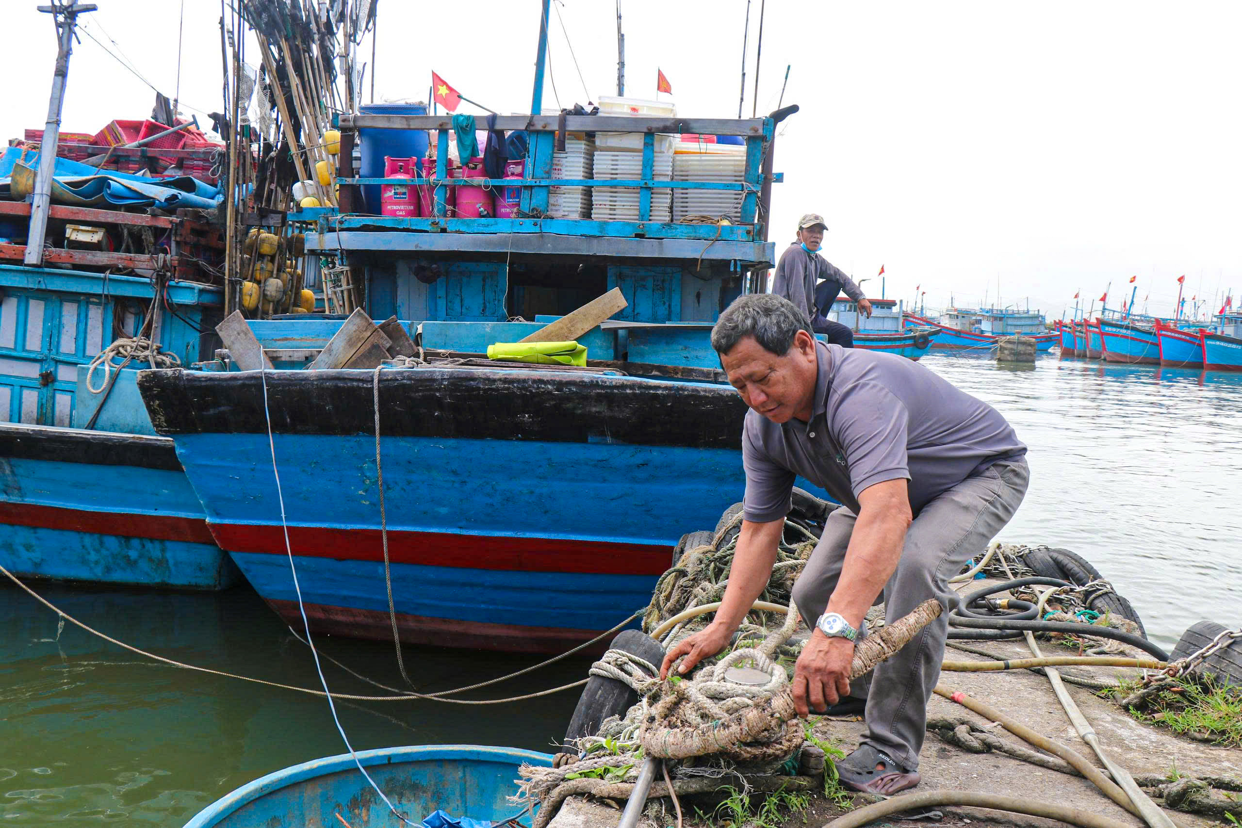 Giá dầu tăng, nhiều tàu cá ở Quảng Ngãi ngại vươn khơi- Ảnh 1.