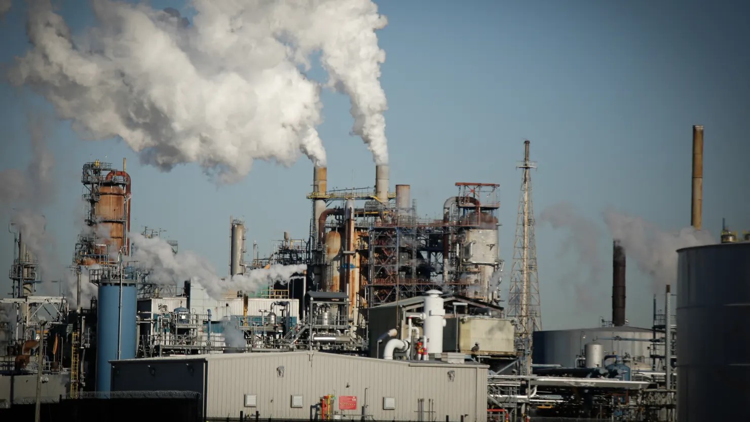 Giá dầu tăng mạnh, vượt 116 USD/thùng khi ông Trump dọa 'chiếm dầu' Iran 1 giá dầu - Ảnh 1.