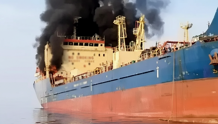 Giá dầu thế giới tăng sốc, hàng trăm tàu kẹt ngoài cửa eo biển Hormuz - Ảnh 1.