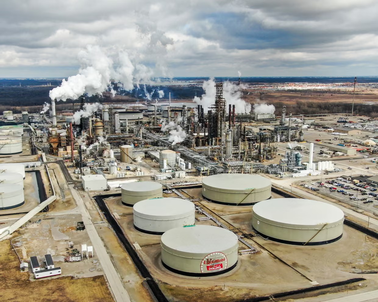 Giá dầu vượt 100 USD/thùng, G7 muốn xả khẩn 300-400 triệu thùng dự trữ 1 Giá dầu vượt 100 USD/thùng, G7 muốn xả khẩn 300-400 triệu thùng dự trữ - Ảnh 1.