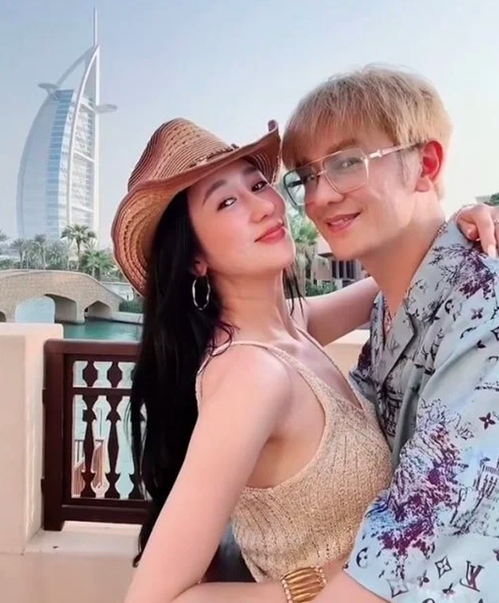 Gia đình Đoàn Dự Trần Hạo Dân bị mắc kẹt ở Dubai vì căng thẳng Trung Đông - 1