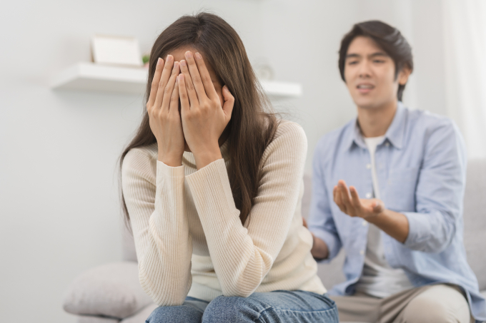 Vợ chồng nên trao đổi thẳng thắn, hiểu đúng về viêm gan B và cách phòng ngừa để bảo vệ sức khỏe cho nhau. Ảnh minh họa: Vecteezy