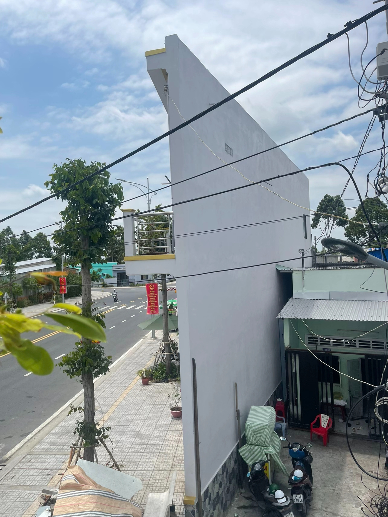 Ngôi nhà “mỏng nhất Cần Thơ” chỉ rộng vài chục cm gây bão mạng, chủ nhà 71 tuổi lên tiếng: “Gia đình tôi rất phiền…”- Ảnh 1.